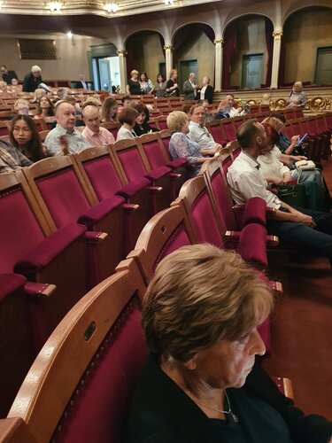 Přeji si vidět Reginu Rázlovou v divadle